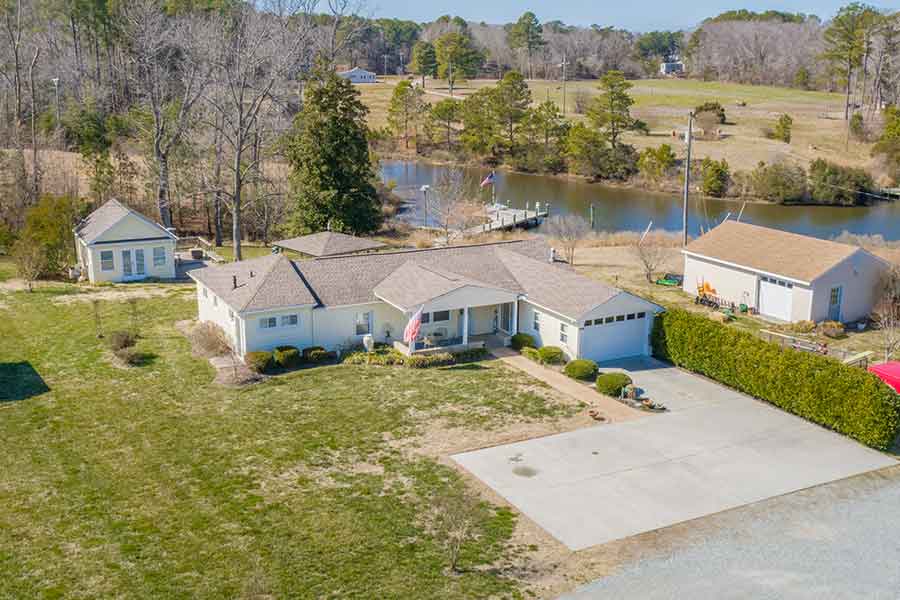Cottage home on Jackson Creek in Deltaville