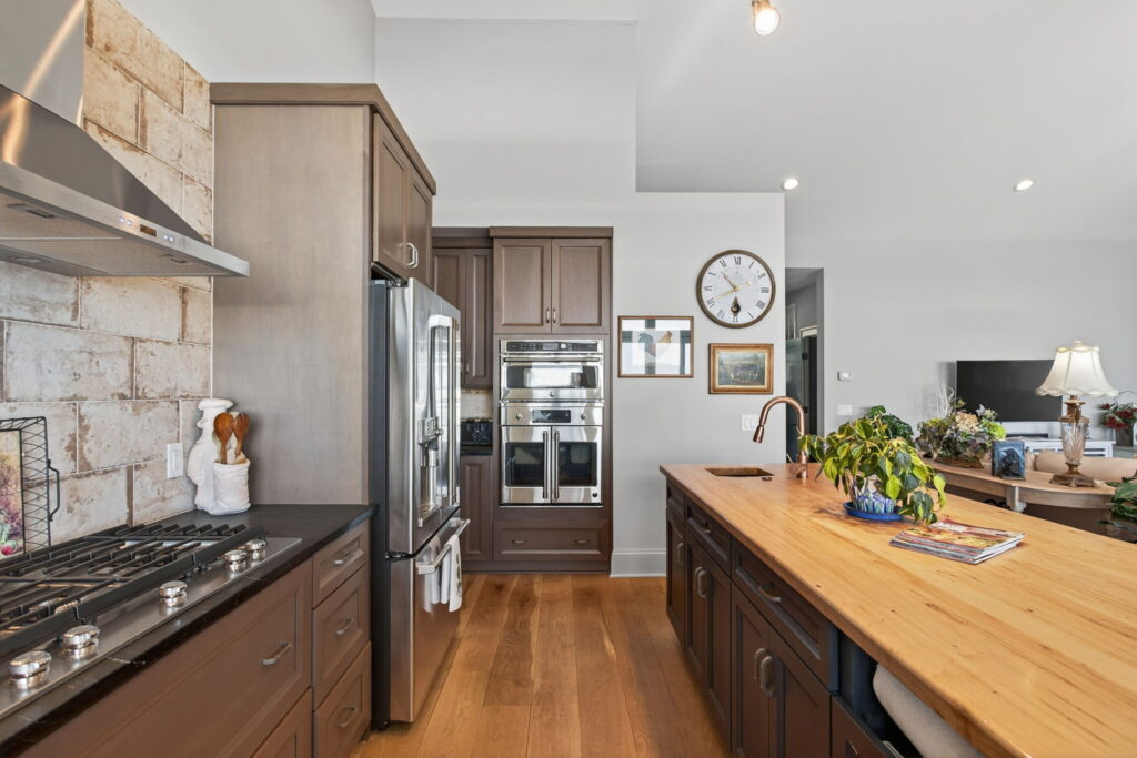 25-web-or-mls-176-king-carter-ln